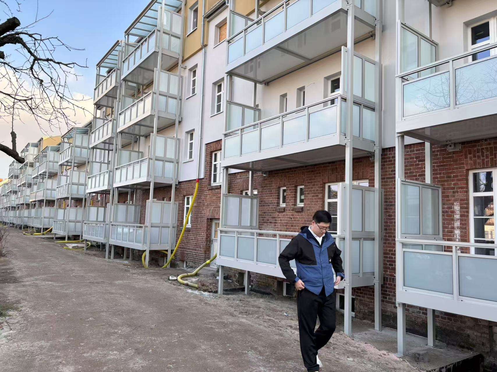 Fassade des Mehrfamilienhauses im Pilotprojekt Eisenhüttenstadt